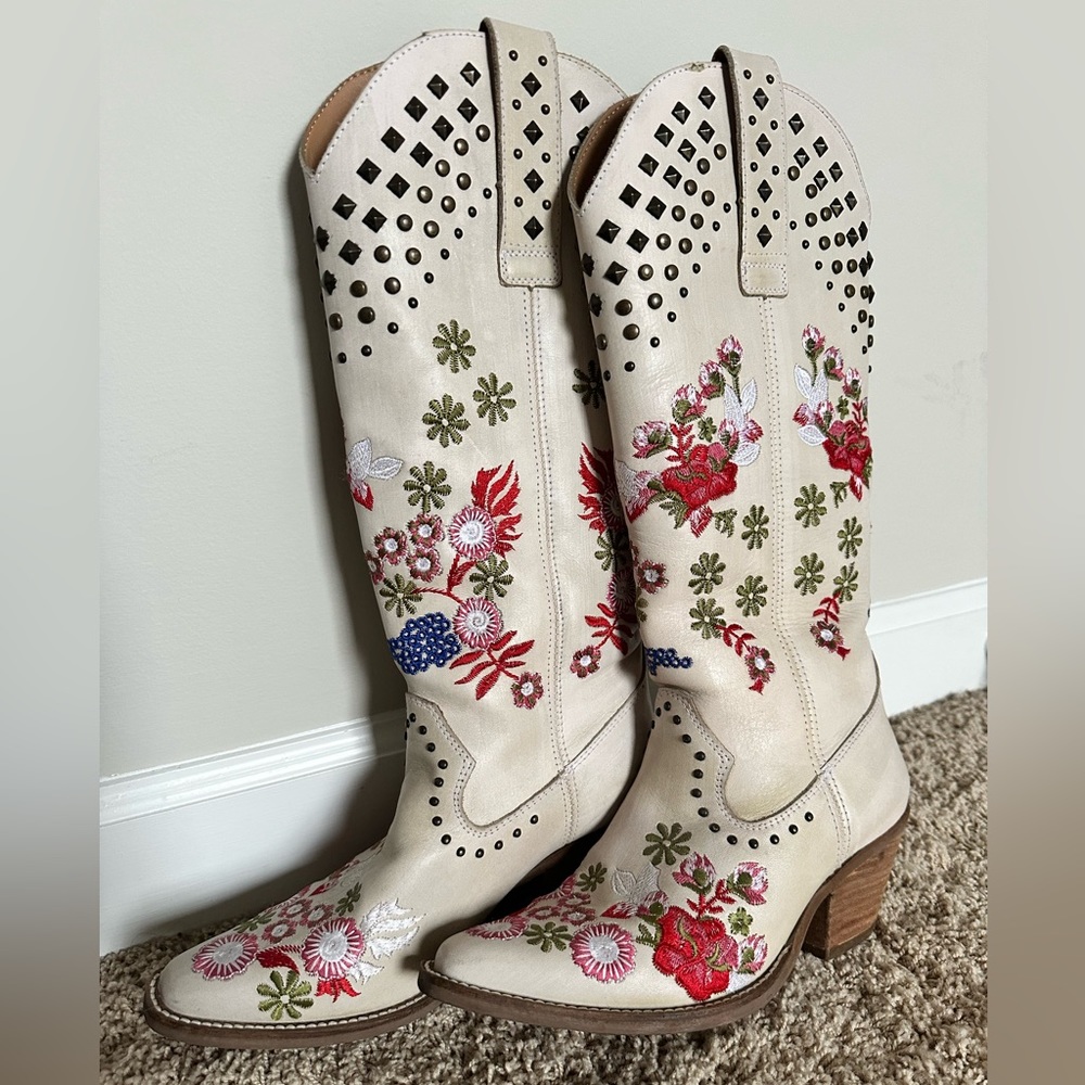 Dingo women’s embroidered cowgirl boots - Dolly Parton